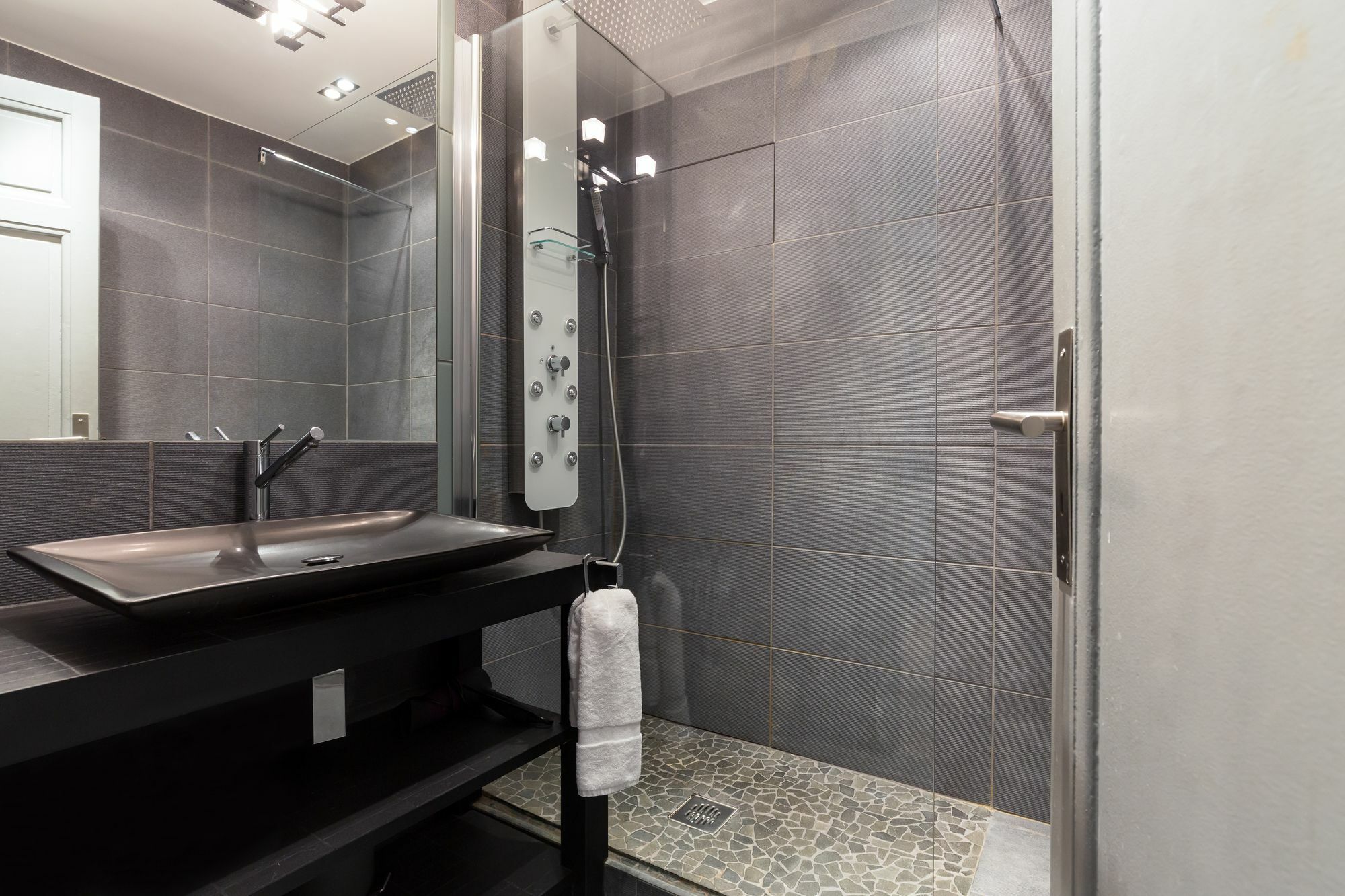 Centrally Located Modern 2 Bed Apartment In Cannes With Aircon And High Ceilings And Modern Design 696 Exterior foto
